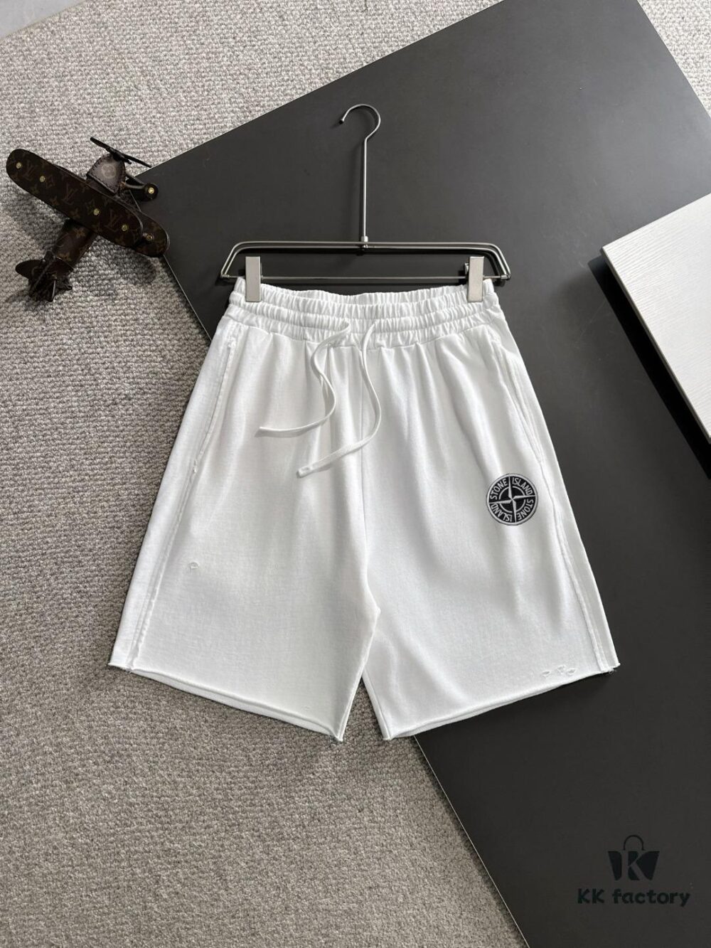 Stone Island 2025 Spring/Summer New Arrival Premium Drawstring Casual Washed Shorts, Heavy-Duty Wax-Dyed Cotton with Soft Nappa-Like Touch, Store Exclusive Custom Fabric, Breathable and Comfortable, Impeccable Details, Brand-Driven Design Concept Reflecting High Quality, Exquisite and Soft Handfeel, Leisure Cut for Excellent Fit