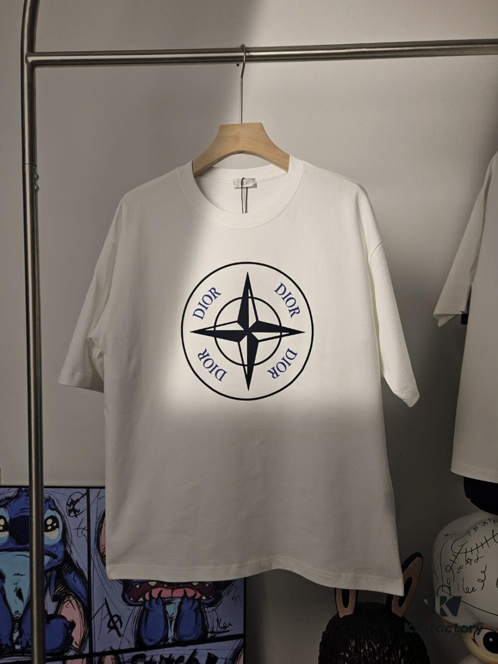 6931a427ccd8ab3d7af986a7 DIOR & Stone Island Short Sleeve T-Shirt, Premium Version with Original Pattern Custom 280g 32S Double-Yarn 100% Cotton Fabric, Exceptionally Soft and Comfortable, Fully Different from Market Versions, Shrink-Resistant, Deformation-Resistant, Anti-Pilling, Paired with 320g 1x1 Ribbing (Same-Dye-Batch Ribbing for Color Consistency, Resists Deformation), Authentic 1:1 Fit, Custom Trims