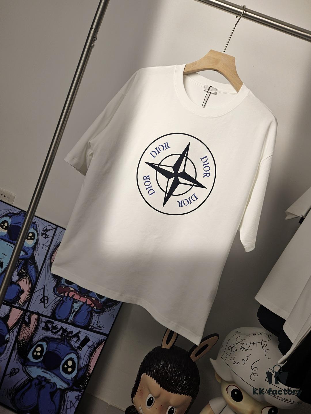 6931a427ccd8ab3d7af986a8 DIOR & Stone Island Short Sleeve T-Shirt, Premium Version with Original Pattern Custom 280g 32S Double-Yarn 100% Cotton Fabric, Exceptionally Soft and Comfortable, Fully Different from Market Versions, Shrink-Resistant, Deformation-Resistant, Anti-Pilling, Paired with 320g 1x1 Ribbing (Same-Dye-Batch Ribbing for Color Consistency, Resists Deformation), Authentic 1:1 Fit, Custom Trims