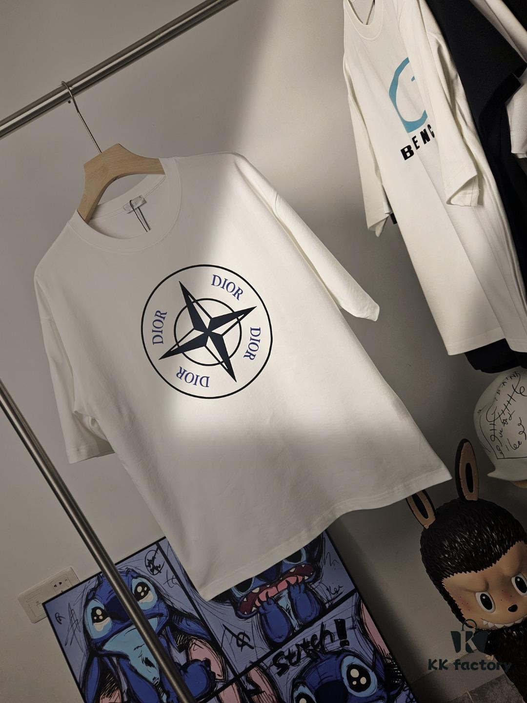 6931a427ccd8ab3d7af986a9 DIOR & Stone Island Short Sleeve T-Shirt, Premium Version with Original Pattern Custom 280g 32S Double-Yarn 100% Cotton Fabric, Exceptionally Soft and Comfortable, Fully Different from Market Versions, Shrink-Resistant, Deformation-Resistant, Anti-Pilling, Paired with 320g 1x1 Ribbing (Same-Dye-Batch Ribbing for Color Consistency, Resists Deformation), Authentic 1:1 Fit, Custom Trims