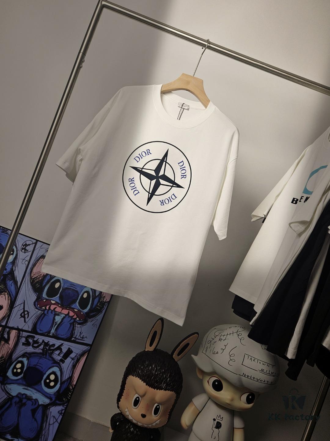 6931a427ccd8ab3d7af986ab DIOR & Stone Island Short Sleeve T-Shirt, Premium Version with Original Pattern Custom 280g 32S Double-Yarn 100% Cotton Fabric, Exceptionally Soft and Comfortable, Fully Different from Market Versions, Shrink-Resistant, Deformation-Resistant, Anti-Pilling, Paired with 320g 1x1 Ribbing (Same-Dye-Batch Ribbing for Color Consistency, Resists Deformation), Authentic 1:1 Fit, Custom Trims