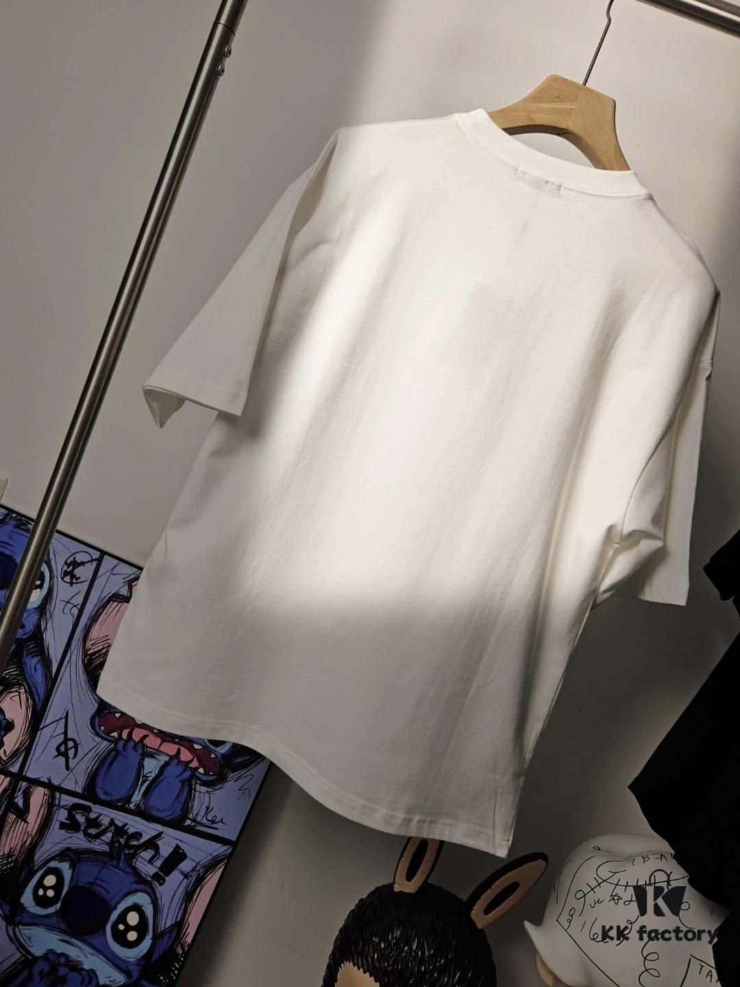 6931a427ccd8ab3d7af986ae DIOR & Stone Island Short Sleeve T-Shirt, Premium Version with Original Pattern Custom 280g 32S Double-Yarn 100% Cotton Fabric, Exceptionally Soft and Comfortable, Fully Different from Market Versions, Shrink-Resistant, Deformation-Resistant, Anti-Pilling, Paired with 320g 1x1 Ribbing (Same-Dye-Batch Ribbing for Color Consistency, Resists Deformation), Authentic 1:1 Fit, Custom Trims