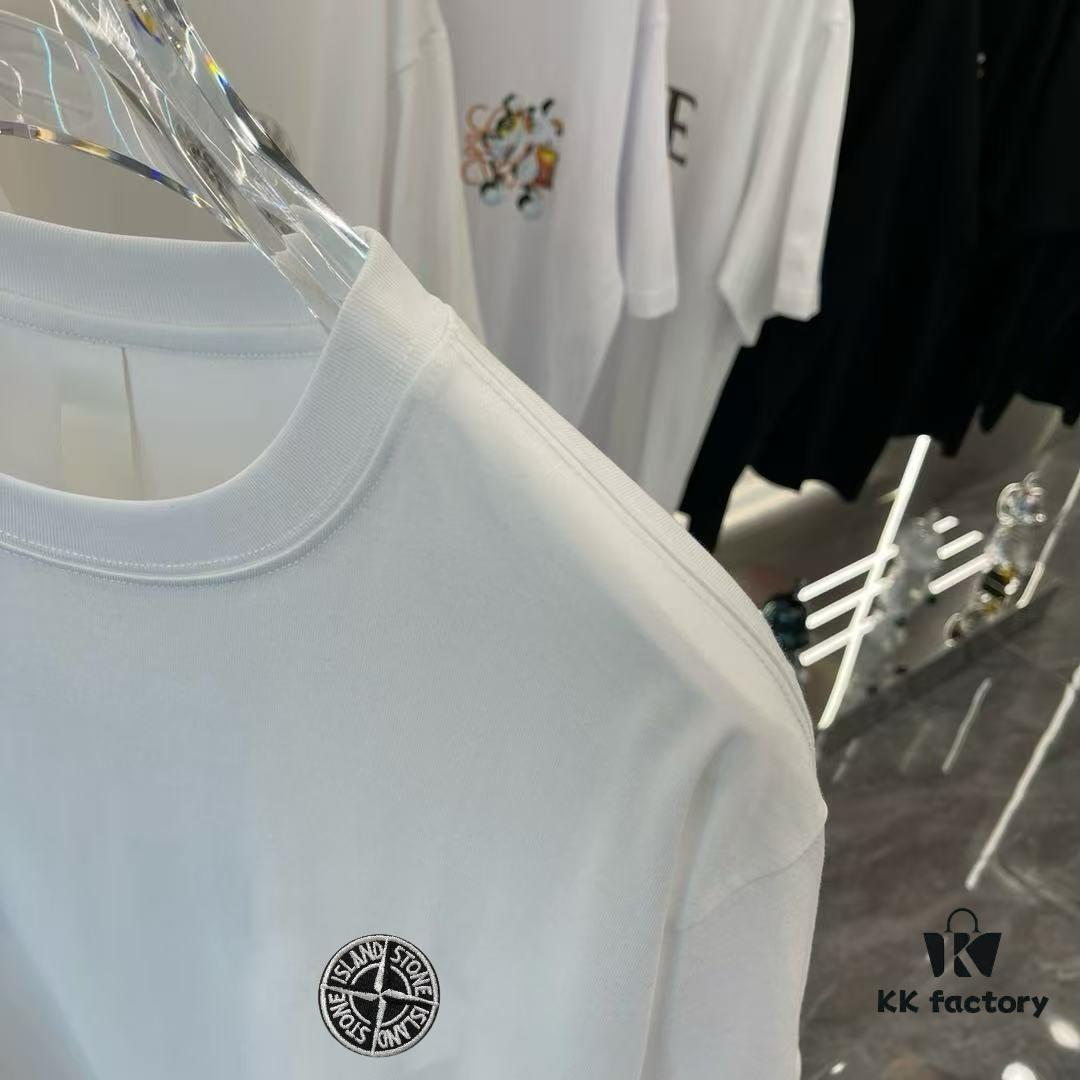 6931a42cccd8ab3d7af9870b Stone Island 2025 Early Spring New Arrival Short Sleeve T-Shirt with Hand-Customized Logo on Chest, Pure Cotton Fabric, 260g Same-Dye-Batch Material, OS Drop-Shoulder Fit, Classic Buttoned Hem, Fully Lined with Hang Tag, Collar Label and Wash Label