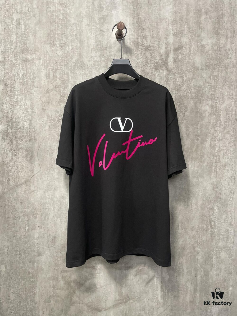 6931a478ccd8ab3d7af98c7e VALENTINO 24FW Pink Handwritten Text 3D Flocking Heavyweight Short Sleeve T-Shirt