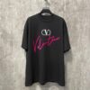 6931a478ccd8ab3d7af98c7e VALENTINO 24FW Pink Handwritten Text 3D Flocking Heavyweight Short Sleeve T-Shirt