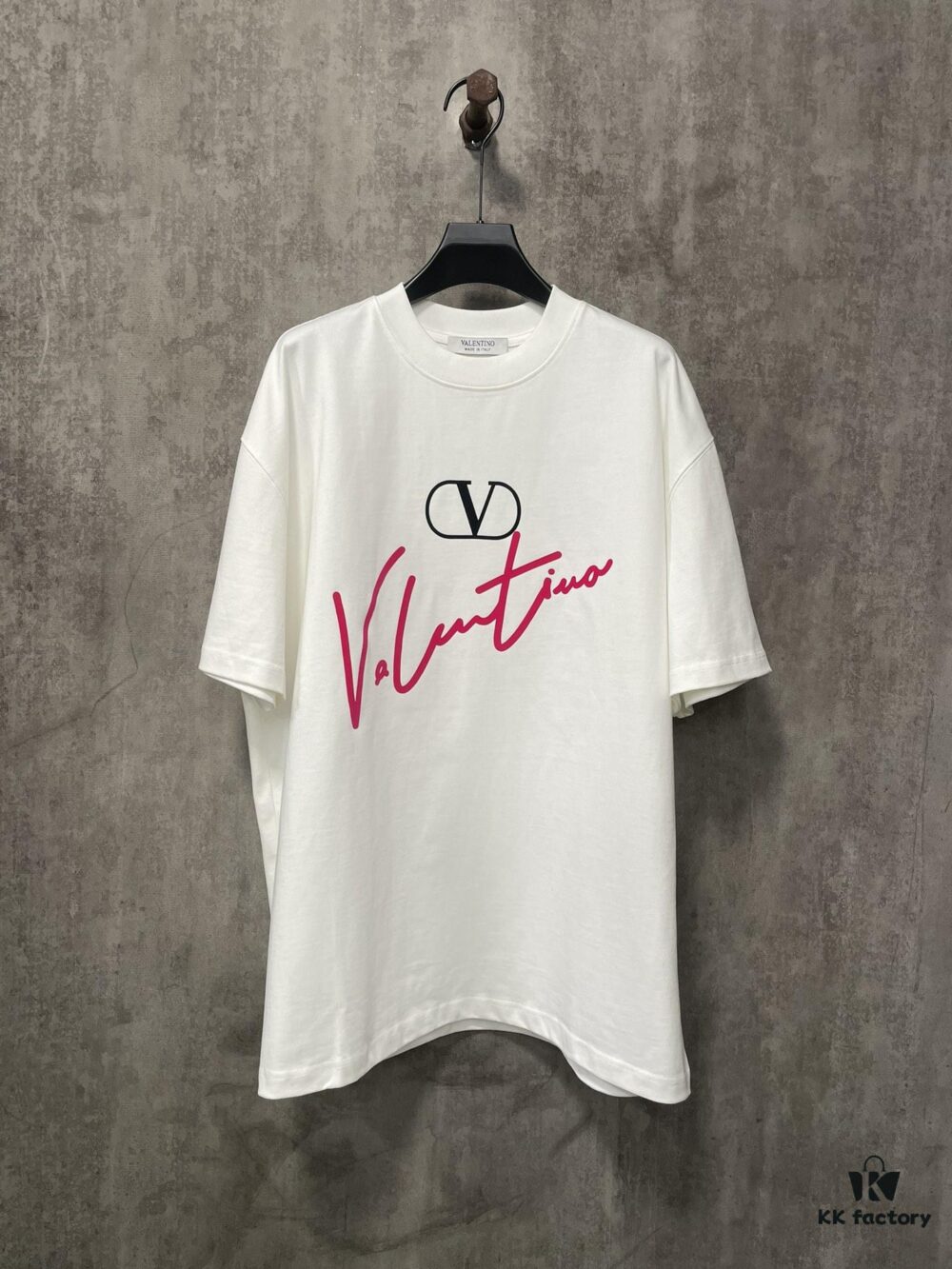 6931a479ccd8ab3d7af98c87 VALENTINO 24FW Pink 3D Flocked Lettering Heavyweight Short Sleeve T-Shirt