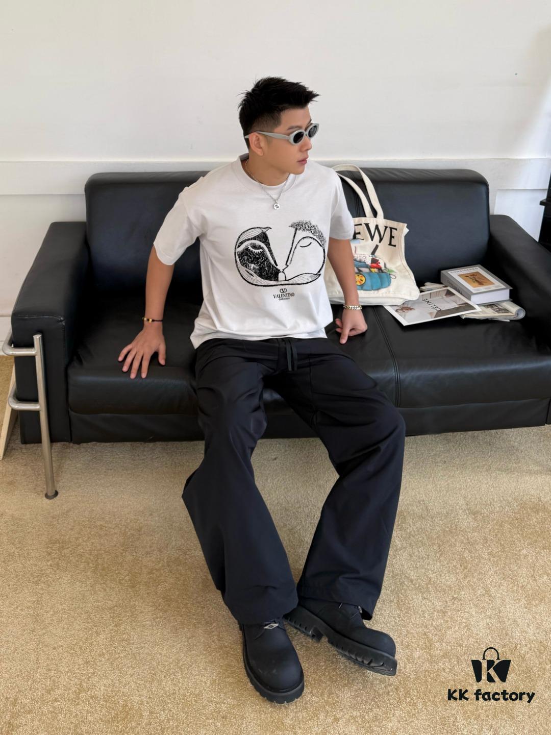 6931a47accd8ab3d7af98cac VALENTINO 2024FW Short Sleeve T-Shirt with Letter Logo Print, Premium 26s Double Yarn 300g Fabric, Heavyweight Cotton Blend, Custom Ribbed Trim Dyed-to-Match, Three Labels Included, Unisex Design