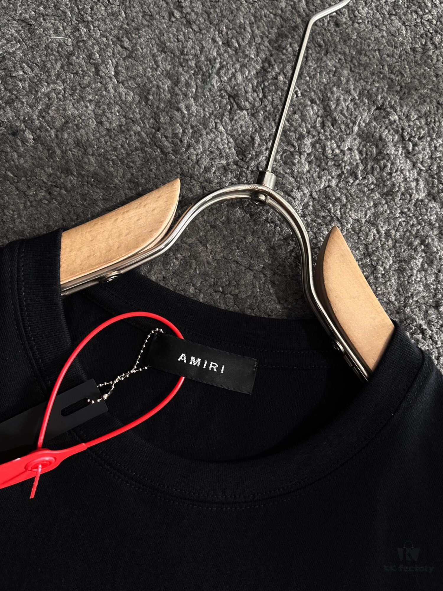 6931a4b7ccd8ab3d7af99055 AMIRI Armani 25SS Summer New Round Neck Short Sleeve T-Shirt! 270g Heavyweight High-End Pure Cotton Fabric with Perfect Texture and Feel! Slim Tailored Design, Clean and Sharp! Exquisitely Stitched with Excellent Fit and Outstanding Breathability! Stylish and Versatile for All Ages – a Must-Have Wardrobe Essential for Men.