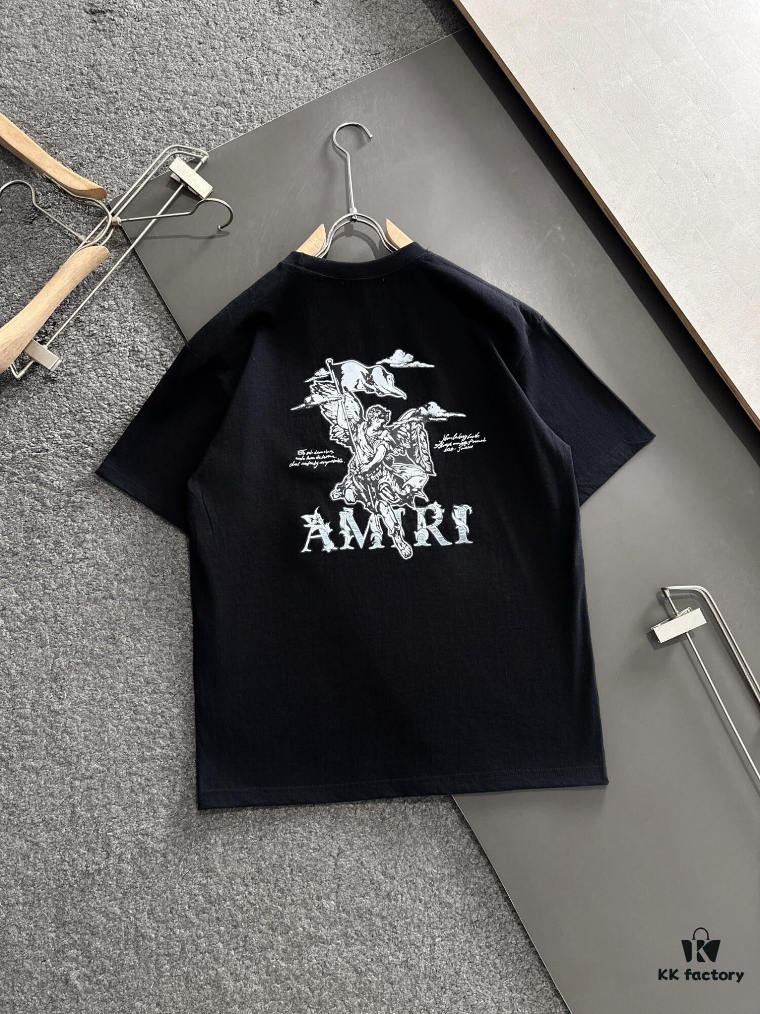 6931a4b8ccd8ab3d7af99059 AMIRI Armani 25SS Summer New Round Neck Short Sleeve T-Shirt! 270g Heavyweight High-End Pure Cotton Fabric with Perfect Texture and Feel! Slim Tailored Design, Clean and Sharp! Exquisitely Stitched with Excellent Fit and Outstanding Breathability! Stylish and Versatile for All Ages – a Must-Have Wardrobe Essential for Men.