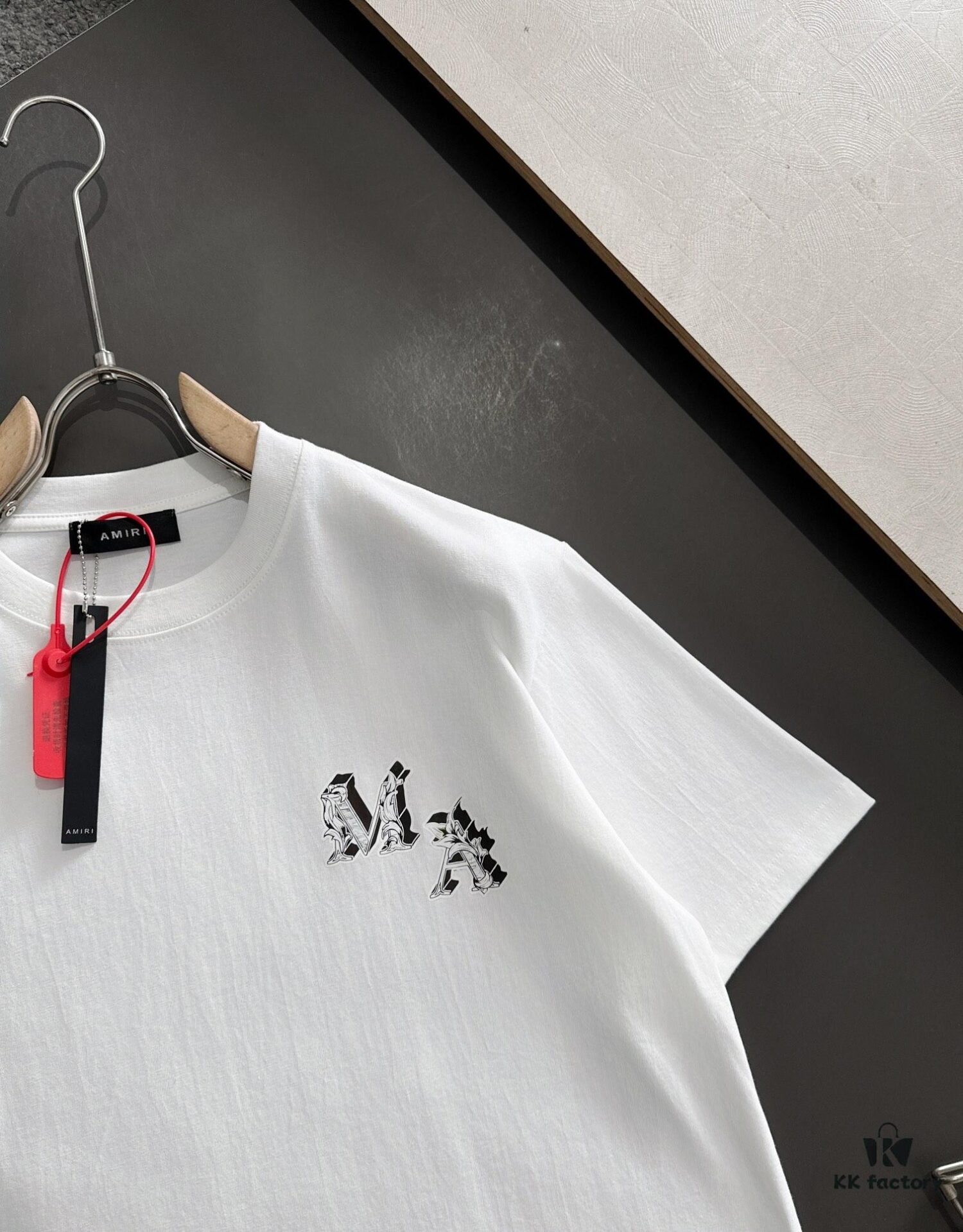 6931a4b8ccd8ab3d7af9905c AMIRI Armani 25SS Summer New Round Neck Short Sleeve T-Shirt! 270g Heavyweight High-End Pure Cotton Fabric with Perfect Texture and Feel! Slim Tailored Design, Clean and Sharp! Exquisitely Stitched with Excellent Fit and Outstanding Breathability! Stylish and Versatile for All Ages—an Essential Wardrobe Staple for Men.