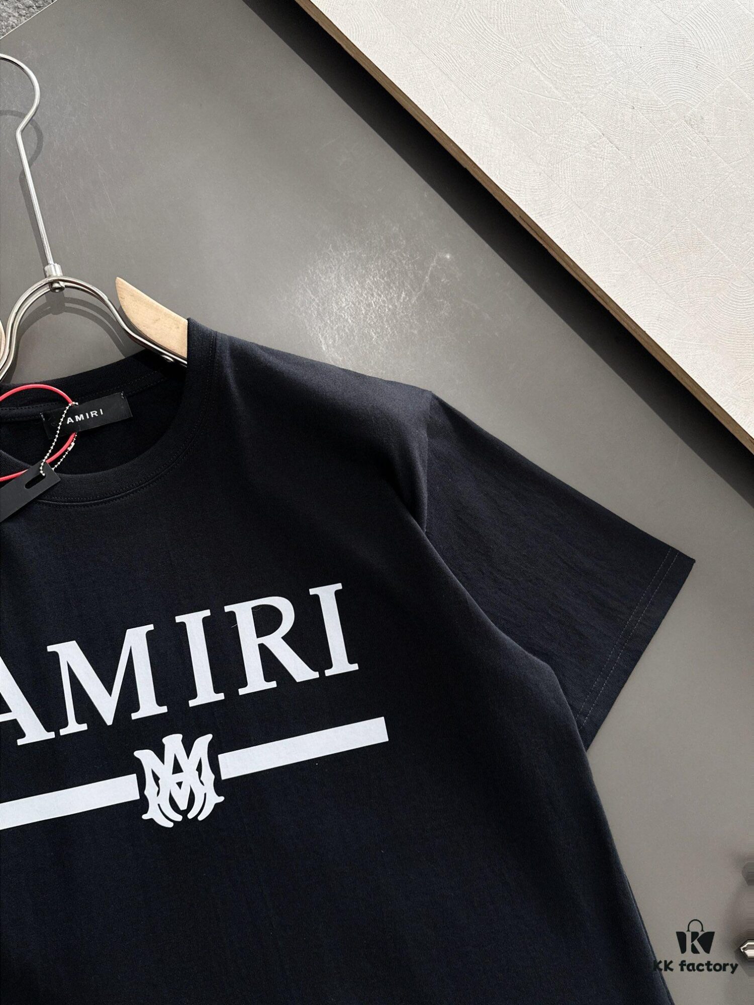 AMIRI Armani 25SS Summer New Round Neck Short Sleeve T-Shirt! 270g High-End Pure Cotton Fabric with Perfect Texture and Hand Feel! Slim Tailored Design, Clean and Sharp! Exquisite Stitching and Craftsmanship! Excellent Silhouette! Highly Breathable! Suitable for All Age Groups! A Must-Have Wardrobe Essential for Men!
