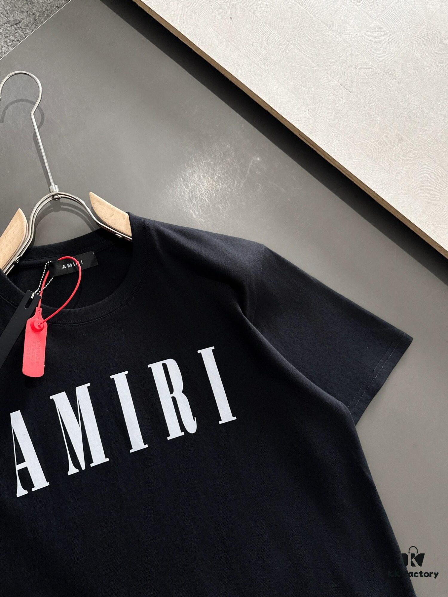 6931a4b9ccd8ab3d7af99075 AMIRI Armani 25SS Summer New Round Neck Short Sleeve T-Shirt! 270g Heavyweight Premium Cotton Fabric with Perfect Texture and Hand Feel! Slim Tailored Design, Clean and Sharp! Exquisitely Stitched with Excellent Silhouette! Highly Breathable and Stylish, Suitable for All Ages – a Must-Have Wardrobe Essential for Men.