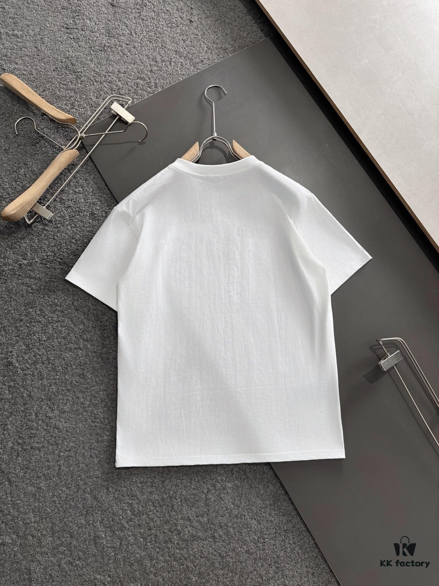 6931a4baccd8ab3d7af99082 AMIRI Armani 25SS Summer New Round Neck Short Sleeve T-Shirt! 270g Heavyweight Premium Cotton Fabric with Perfect Texture and Feel! Slim Tailored Design, Clean and Sharp! Exquisitely Stitched with Excellent Fit and Superior Breathability! Stylish and Versatile for All Ages – an Essential Wardrobe Staple for Men.