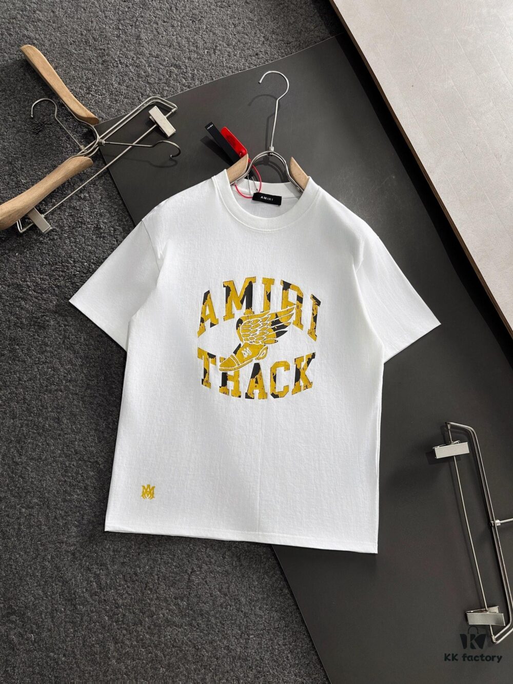 AMIRI Armani 25SS Summer New Round Neck Short Sleeve T-Shirt! 270g Heavyweight High-End Pure Cotton Fabric with Perfect Hand Feel and Texture! Slim Tailoring Design, Clean and Sharp! Fashionable and Stylish! Exquisitely Stitched! Excellent Silhouette! Superb Breathability! Easily Worn by All Age Groups! A Must-Have Item in Every Man's Wardrobe.