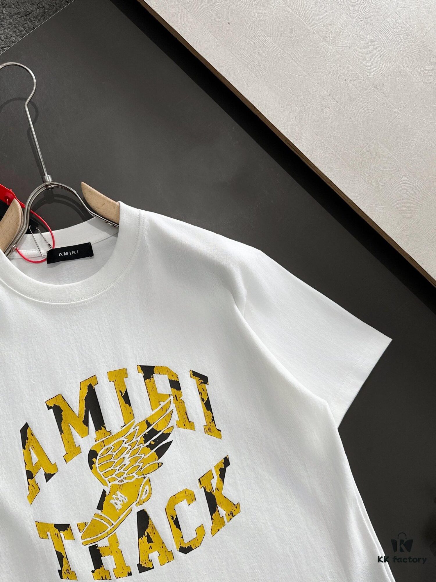 6931a4baccd8ab3d7af9908c AMIRI Armani 25SS Summer New Round Neck Short Sleeve T-Shirt! 270g Heavyweight High-End Pure Cotton Fabric with Perfect Hand Feel and Texture! Slim Tailoring Design, Clean and Sharp! Fashionable and Stylish! Exquisitely Stitched! Excellent Silhouette! Superb Breathability! Easily Worn by All Age Groups! A Must-Have Item in Every Man's Wardrobe.