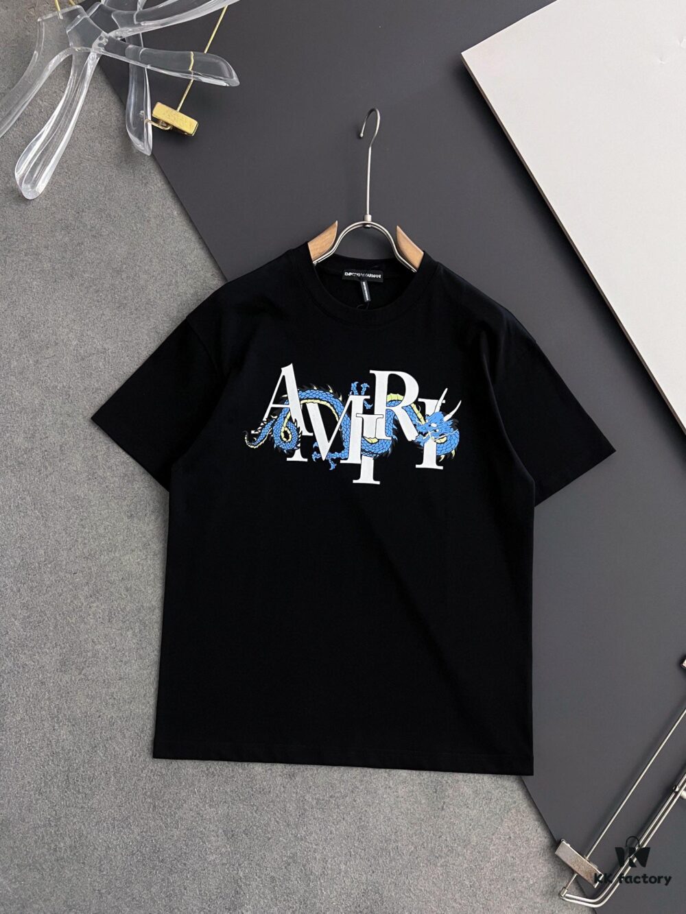 AMIRI Armani 25SS Summer New Round Neck Short Sleeve T-Shirt! 270g Heavyweight High-End Pure Cotton Fabric with Perfect Texture and Feel! Slim Fit Design, Clean and Sharp! Stylish and Attractive! Exquisitely Stitched with Excellent Silhouette! Superior Breathability! Easily Worn by All Age Groups – a Must-Have Item in Every Man's Wardrobe.