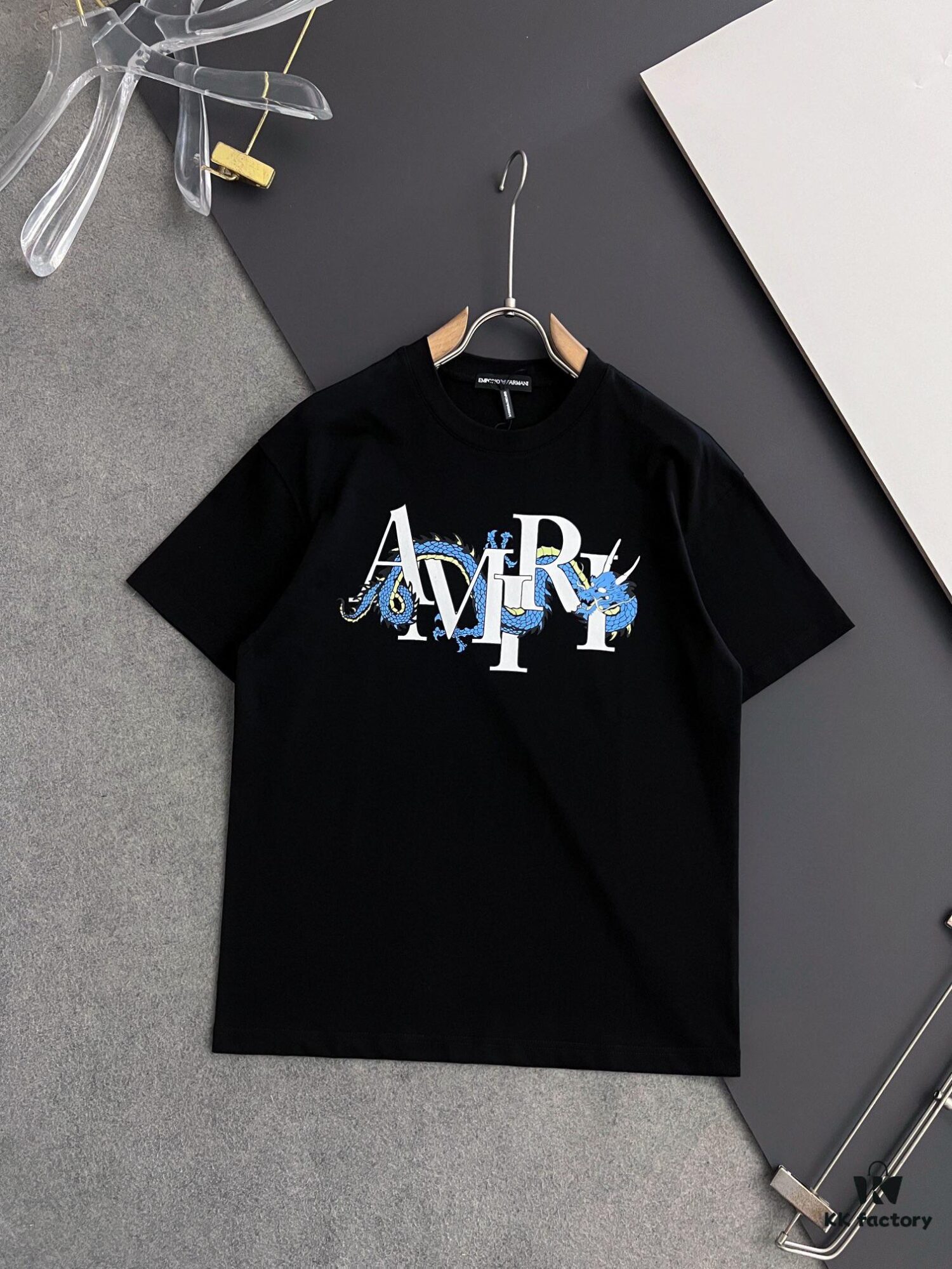 6931a4bbccd8ab3d7af99093 AMIRI Armani 25SS Summer New Round Neck Short Sleeve T-Shirt! 270g Heavyweight High-End Pure Cotton Fabric with Perfect Texture and Feel! Slim Fit Design, Clean and Sharp! Stylish and Attractive! Exquisitely Stitched with Excellent Silhouette! Superior Breathability! Easily Worn by All Age Groups – a Must-Have Item in Every Man's Wardrobe.