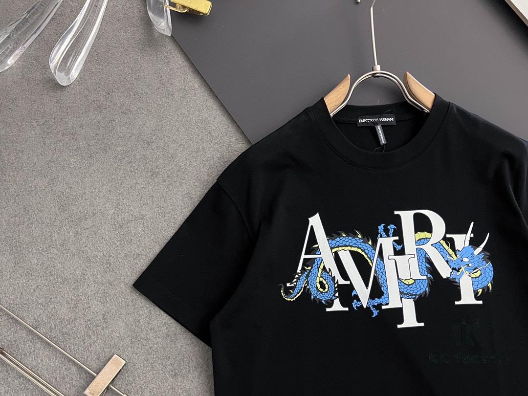 6931a4bbccd8ab3d7af99094 AMIRI Armani 25SS Summer New Round Neck Short Sleeve T-Shirt! 270g Heavyweight High-End Pure Cotton Fabric with Perfect Texture and Feel! Slim Fit Design, Clean and Sharp! Stylish and Attractive! Exquisitely Stitched with Excellent Silhouette! Superior Breathability! Easily Worn by All Age Groups – a Must-Have Item in Every Man's Wardrobe.