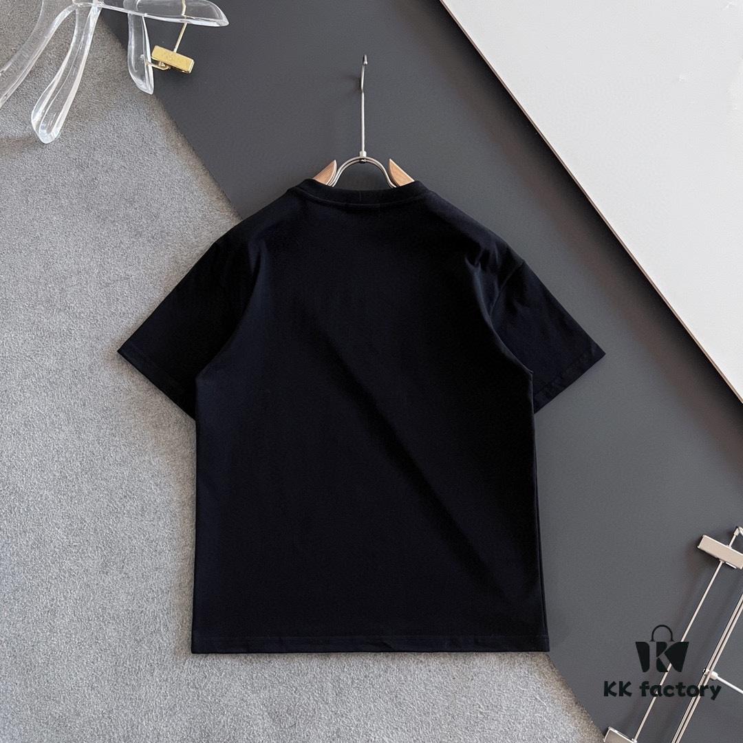 6931a4bbccd8ab3d7af99098 AMIRI Armani 25SS Summer New Round Neck Short Sleeve T-Shirt! 270g Heavyweight High-End Pure Cotton Fabric with Perfect Texture and Feel! Slim Fit Design, Clean and Sharp! Stylish and Attractive! Exquisitely Stitched with Excellent Silhouette! Superior Breathability! Easily Worn by All Age Groups – a Must-Have Item in Every Man's Wardrobe.