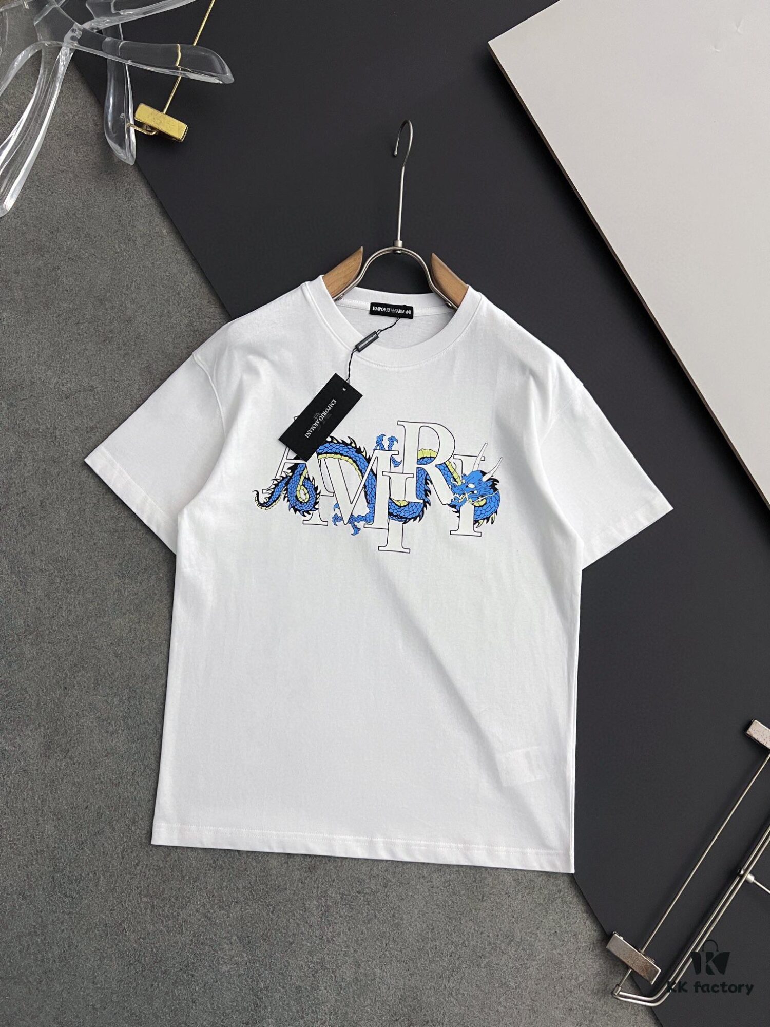 6931a4bbccd8ab3d7af99099 AMIRI Armani 25SS Summer New Round Neck Short Sleeve T-Shirt! 270g Heavyweight High-End Pure Cotton Fabric with Perfect Texture and Feel! Slim Fit Design, Clean and Sharp! Stylish and Attractive! Exquisitely Stitched with Excellent Silhouette! Superior Breathability! Easily Worn by All Age Groups – a Must-Have Item in Every Man's Wardrobe.