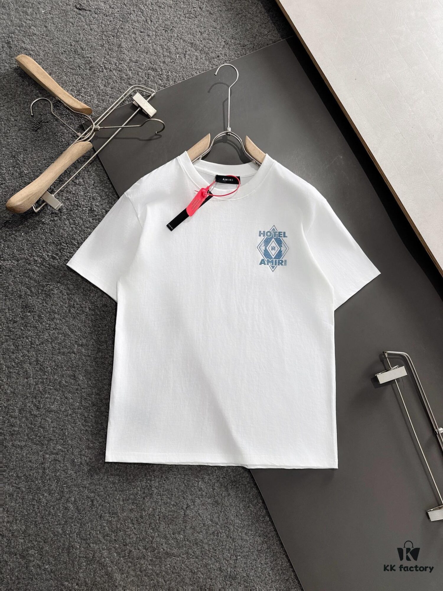 6931a4bbccd8ab3d7af9909c AMIRI Armani 25SS Summer New Arrival Round Neck Short-Sleeve T-Shirt! 270g Heavyweight Premium Cotton Fabric with Perfect Texture and Feel! Slim Tailored Design, Clean and Sharp! Exquisitely Stitched with Excellent Fit and Superior Breathability! Stylish and Versatile for All Ages—an Essential Wardrobe Staple for Men.