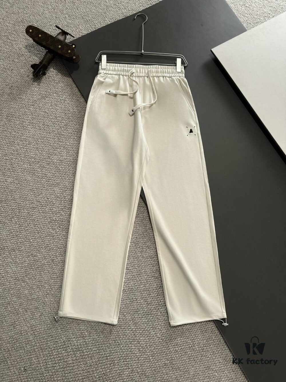 6931a4c4ccd8ab3d7af9913a Armani 2025 Spring/Summer New Elastic Waist Casual Pants, Lightweight Custom Counter Fabric, Breathable and Comfortable, Exquisite Details, Brand Design Concept, High Quality, Soft and Smooth Touch, Leisure Cut with Excellent Fit