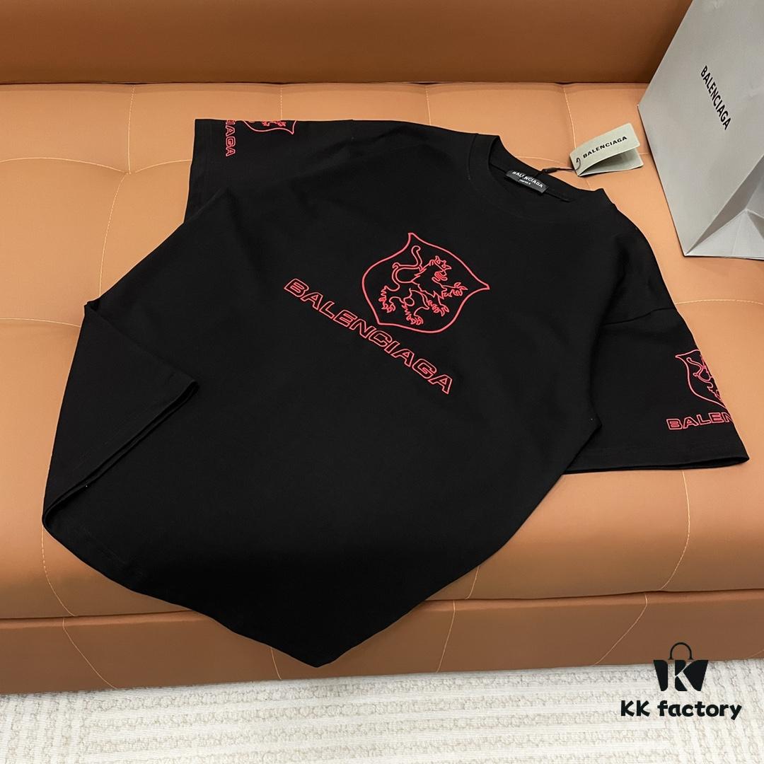 6931a4d3ccd8ab3d7af99228 Balenciaga ➡️ Paris Fashion x Manchester United 25SS Spring Collection Premium Embroidered Logo Short Sleeve Round Neck T-Shirt Unisex