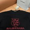 6931a4d3ccd8ab3d7af9922a Balenciaga ➡️ Paris Fashion x Manchester United 25SS Spring Collection Premium Embroidered Logo Short Sleeve Round Neck T-Shirt Unisex