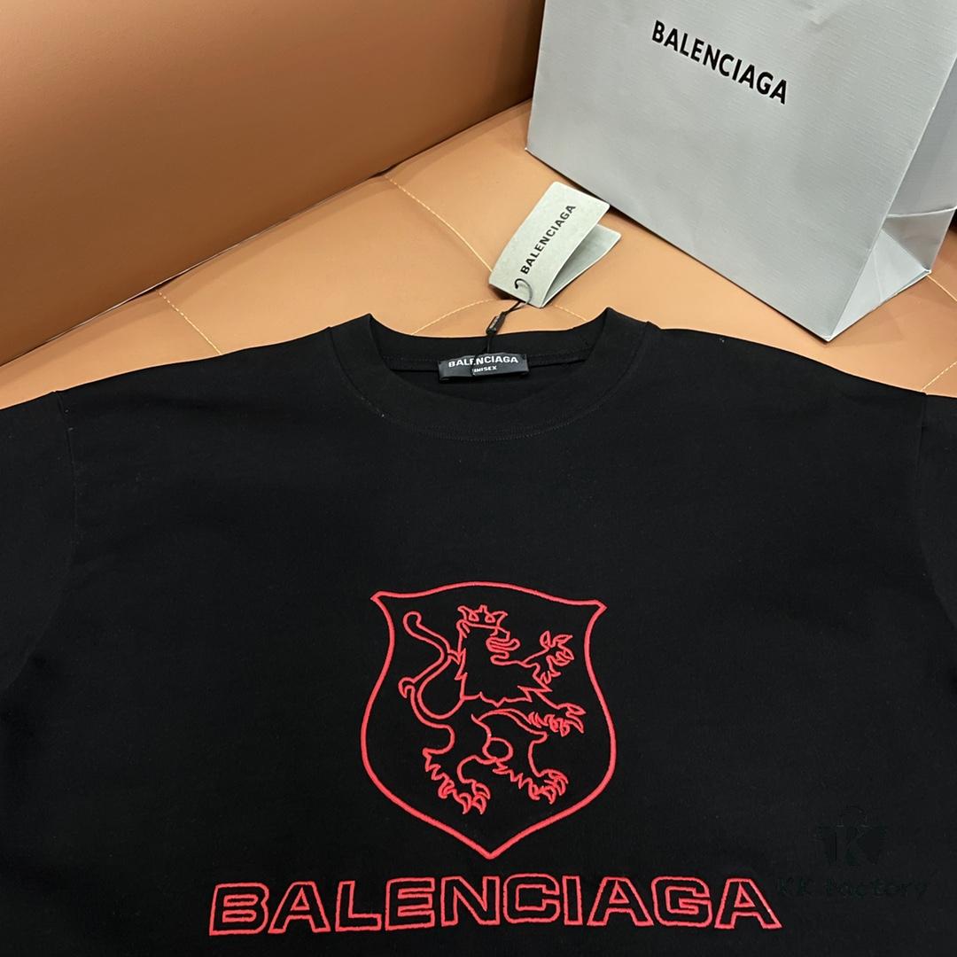 6931a4d3ccd8ab3d7af9922a Balenciaga ➡️ Paris Fashion x Manchester United 25SS Spring Collection Premium Embroidered Logo Short Sleeve Round Neck T-Shirt Unisex