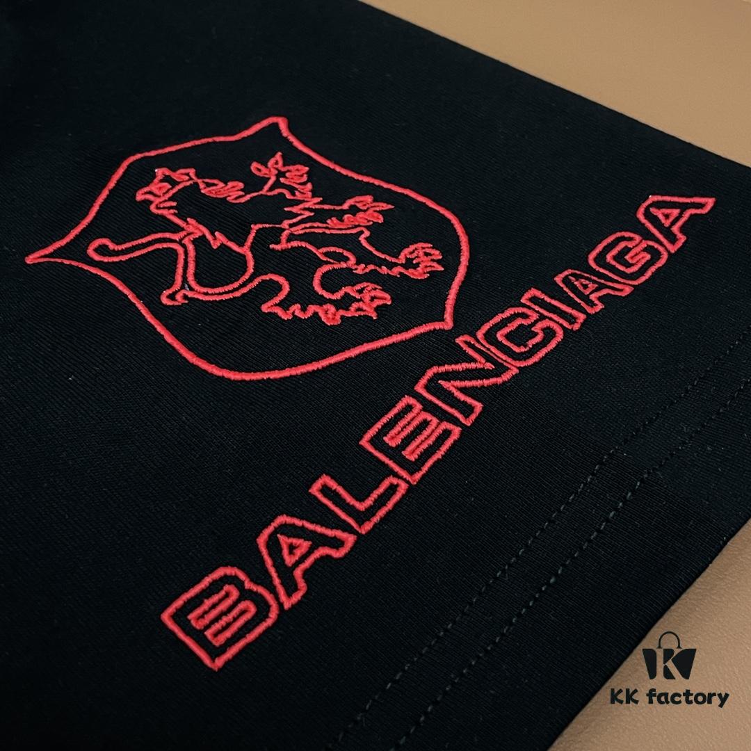 6931a4d3ccd8ab3d7af9922b Balenciaga ➡️ Paris Fashion x Manchester United 25SS Spring Collection Premium Embroidered Logo Short Sleeve Round Neck T-Shirt Unisex