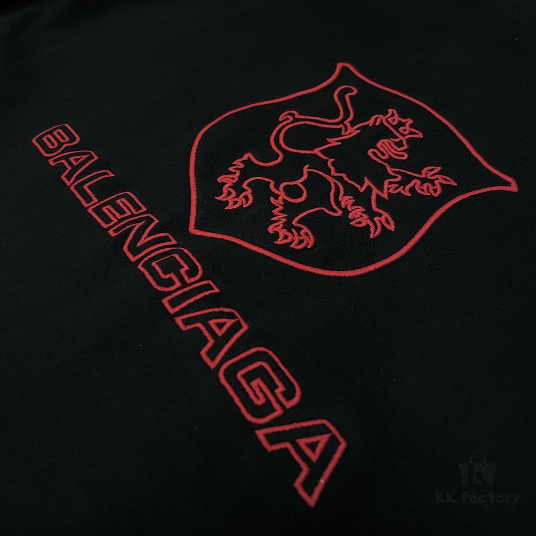 6931a4d3ccd8ab3d7af9922c Balenciaga ➡️ Paris Fashion x Manchester United 25SS Spring Collection Premium Embroidered Logo Short Sleeve Round Neck T-Shirt Unisex