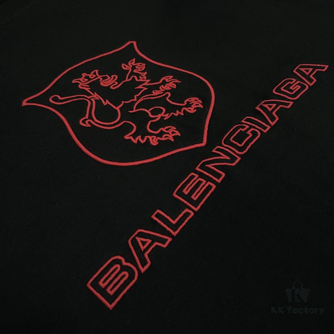 6931a4d3ccd8ab3d7af9922e Balenciaga ➡️ Paris Fashion x Manchester United 25SS Spring Collection Premium Embroidered Logo Short Sleeve Round Neck T-Shirt Unisex