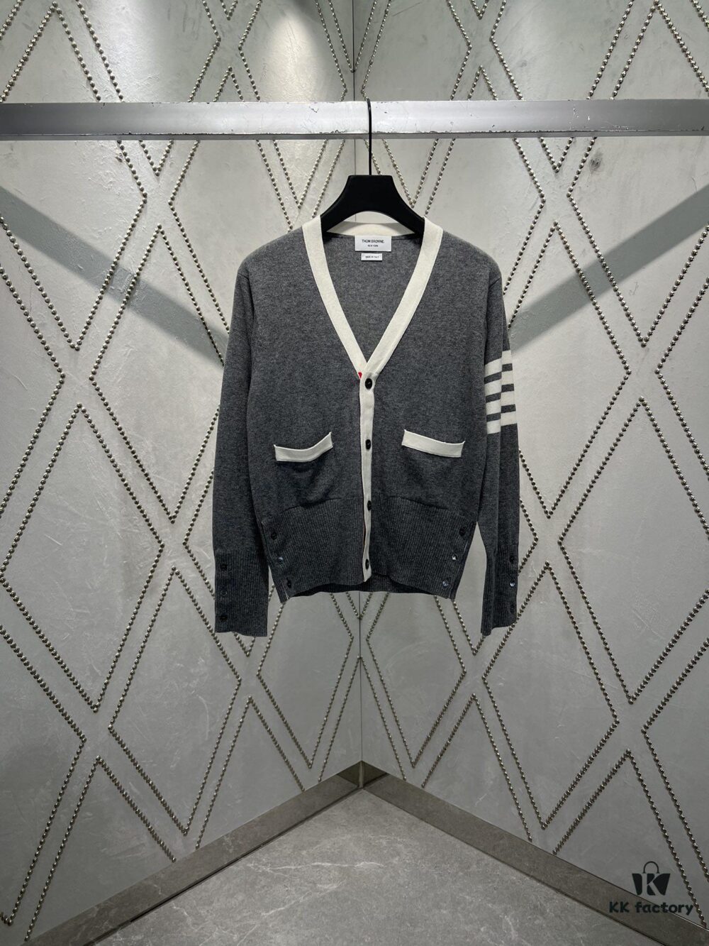 6931a4f9ccd8ab3d7af994dd TB 2025 SS New Arrival Four-Stripe Single-Breasted V-Neck Cashmere Sweater