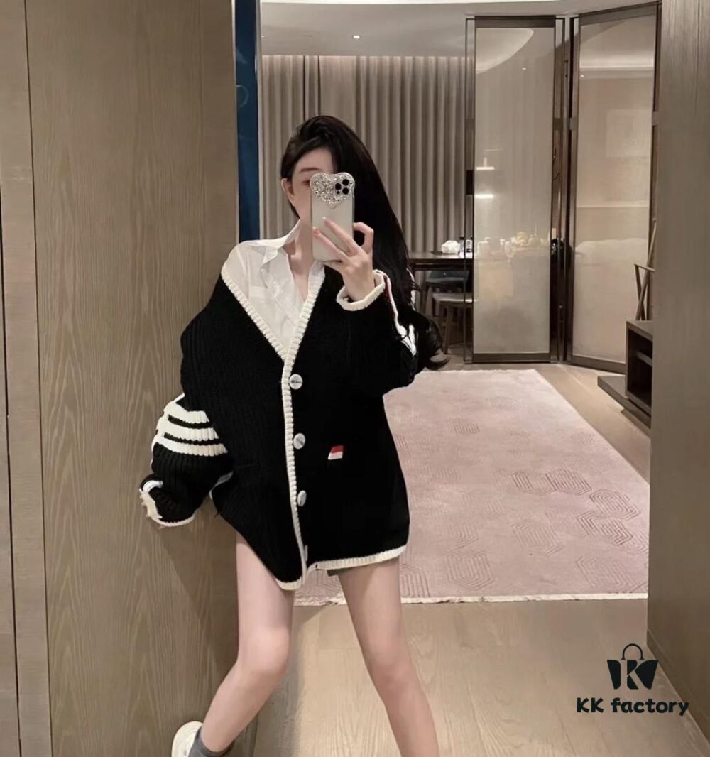 6931a51cccd8ab3d7af99698 Thom Browne Color-Blocked V-Neck Classic Pocket Logo Mid-Length Knit Cardigan