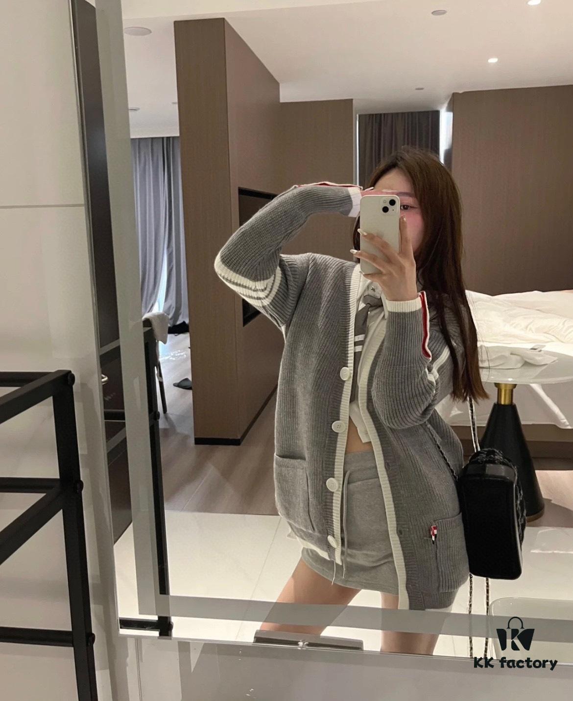 6931a51cccd8ab3d7af9969c Thom Browne Color-Blocked V-Neck Classic Pocket Logo Mid-Length Knit Cardigan
