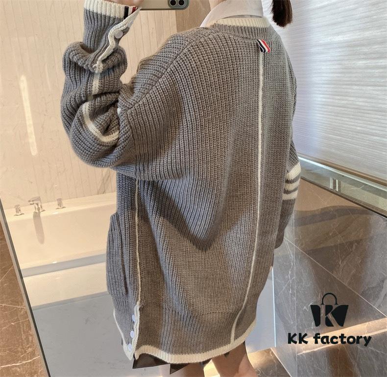 6931a51cccd8ab3d7af9969d Thom Browne Color-Blocked V-Neck Classic Pocket Logo Mid-Length Knit Cardigan