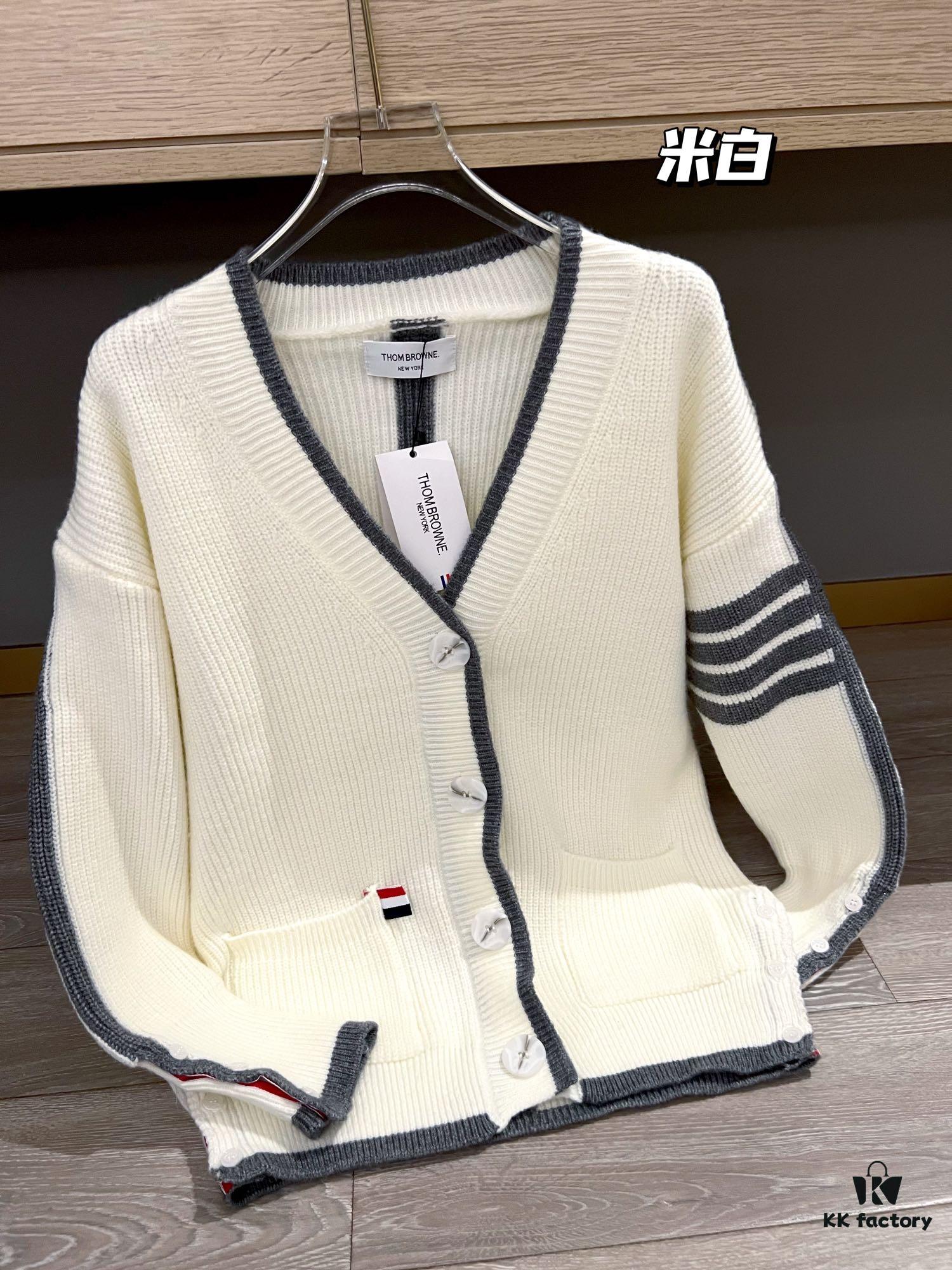 6931a51cccd8ab3d7af9969e Thom Browne Color-Blocked V-Neck Classic Pocket Logo Mid-Length Knit Cardigan