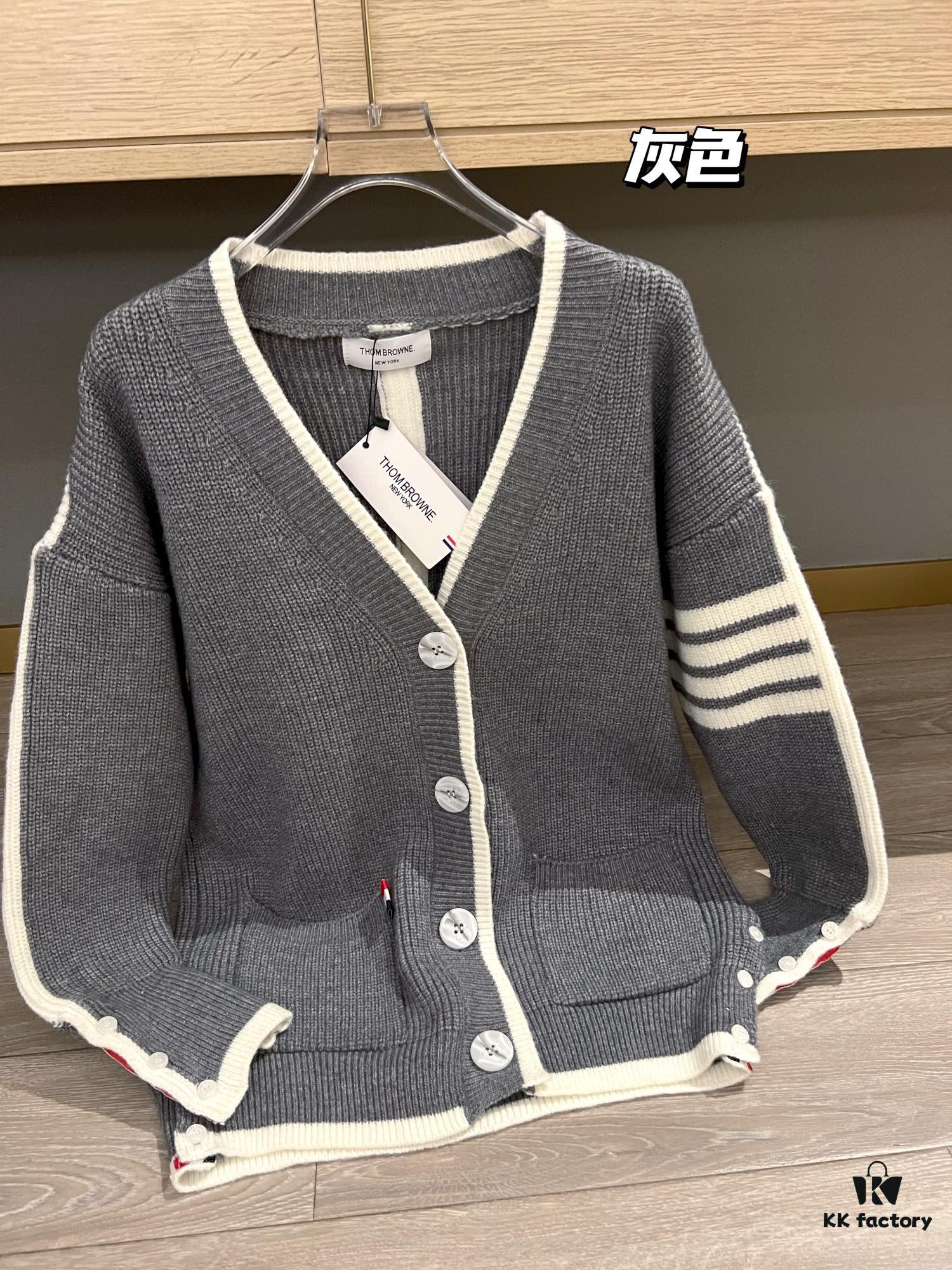 6931a51cccd8ab3d7af9969f Thom Browne Color-Blocked V-Neck Classic Pocket Logo Mid-Length Knit Cardigan