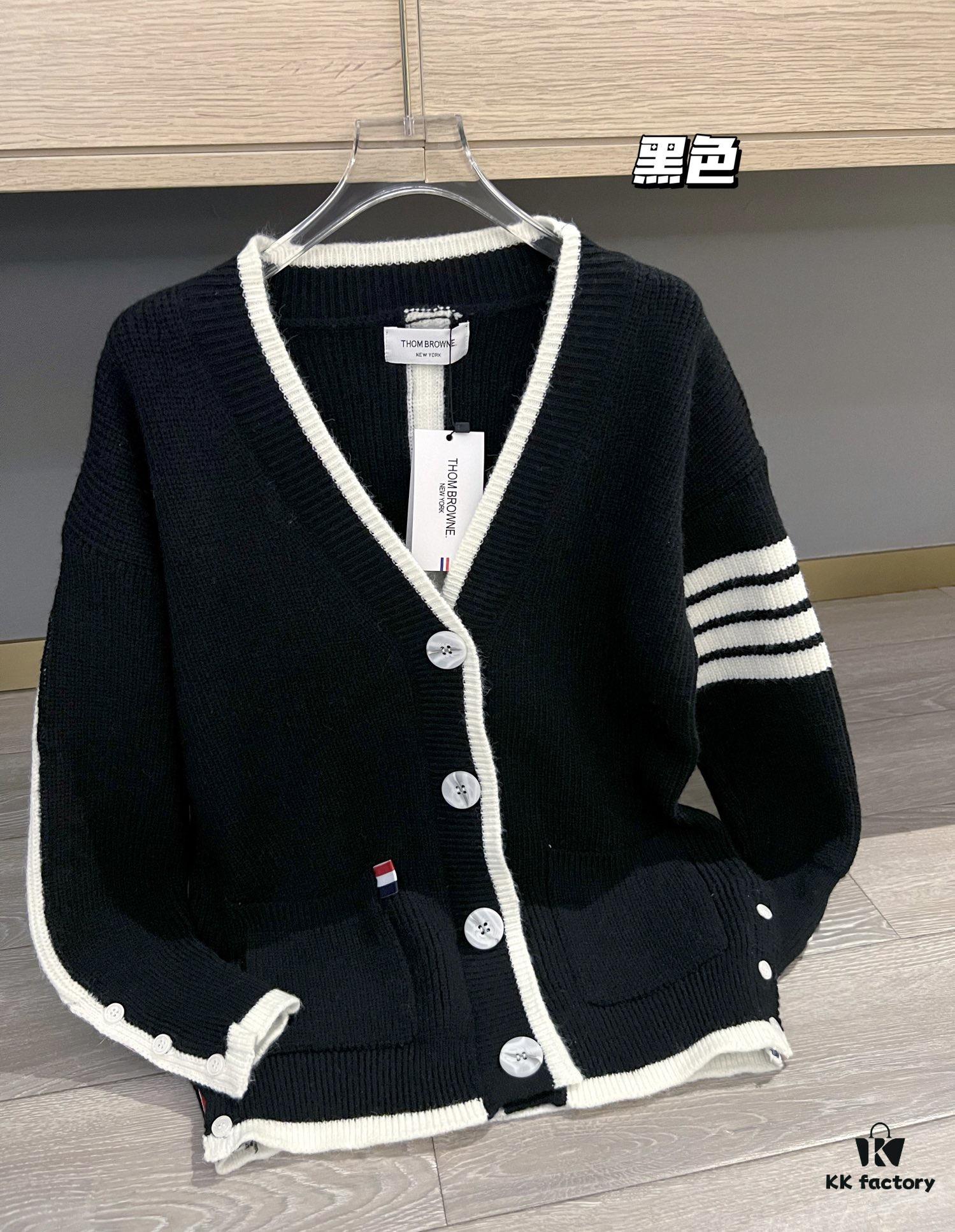 6931a51cccd8ab3d7af996a0 Thom Browne Color-Blocked V-Neck Classic Pocket Logo Mid-Length Knit Cardigan