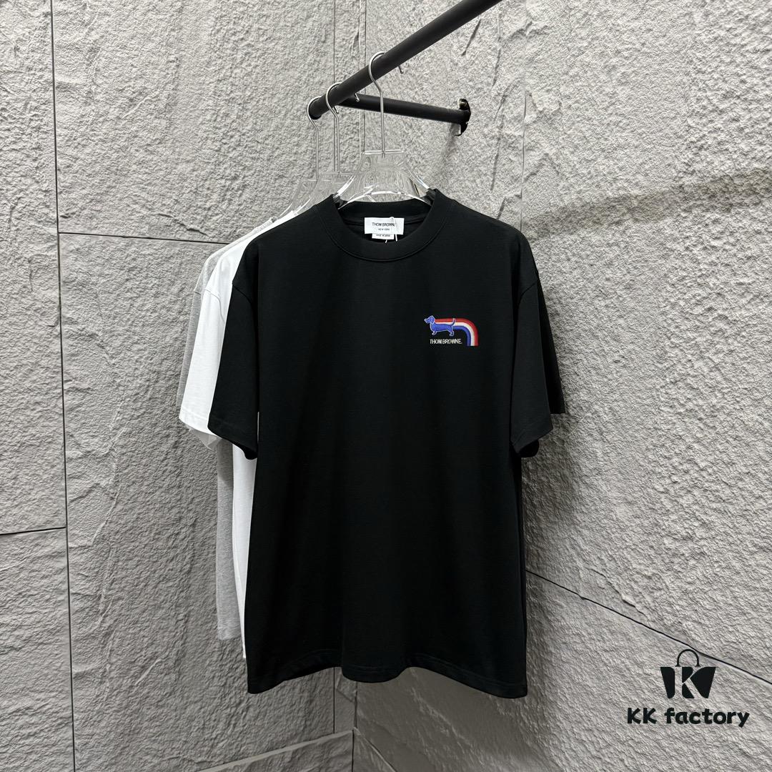 6931a526ccd8ab3d7af9974b TB*Tommy* 2025 Spring and Summer New Arrival Classic Red, White, and Blue Three-Stripe Scarf with Dog Embroidery Short Sleeve T-Shirt Unisex Custom Dual-Yarn Plain-Woven 100% Cotton 300 Fabric