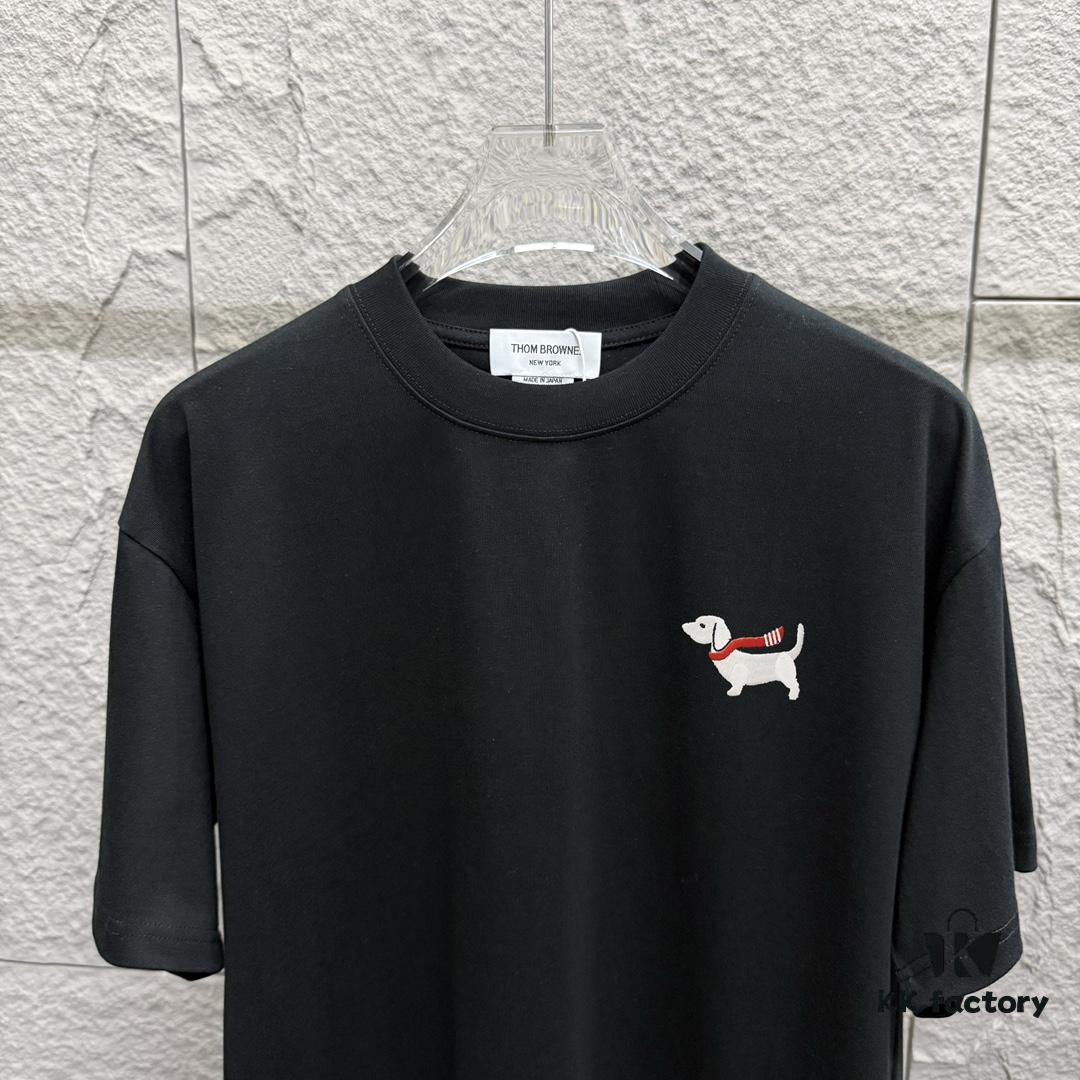 6931a527ccd8ab3d7af9975c TB*Tommy* 2025 Spring/Summer New Arrival Classic Scarf Dog Embroidery Short Sleeve T-Shirt Custom Double Gauze Plain Weave 100% Cotton 300 Fabric Unisex