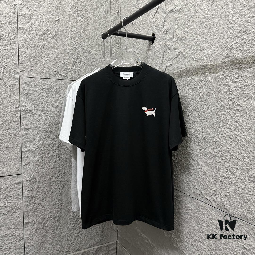 6931a527ccd8ab3d7af9975d TB*Tommy* 2025 Spring/Summer New Arrival Classic Scarf Dog Embroidery Short Sleeve T-Shirt Custom Double Gauze Plain Weave 100% Cotton 300 Fabric Unisex