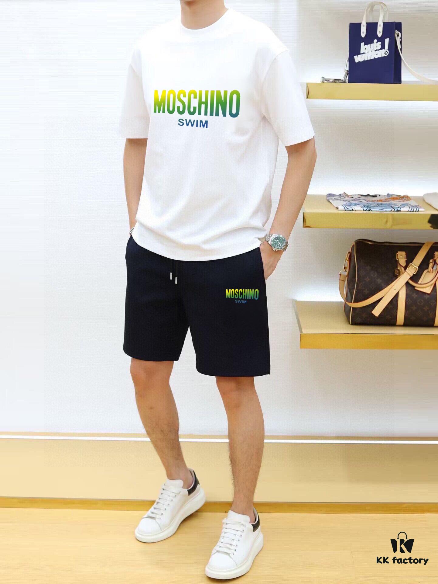 6931a574ccd8ab3d7af99c37 MOSCHINO 2025 New Men's Short Sleeve T-Shirt and Shorts Set! Official Website Synchronized Sales! High-End Version Available! Exquisitely Soft and Comfortable Fabric! Three-Dimensional Tailoring with Outstanding Silhouette!