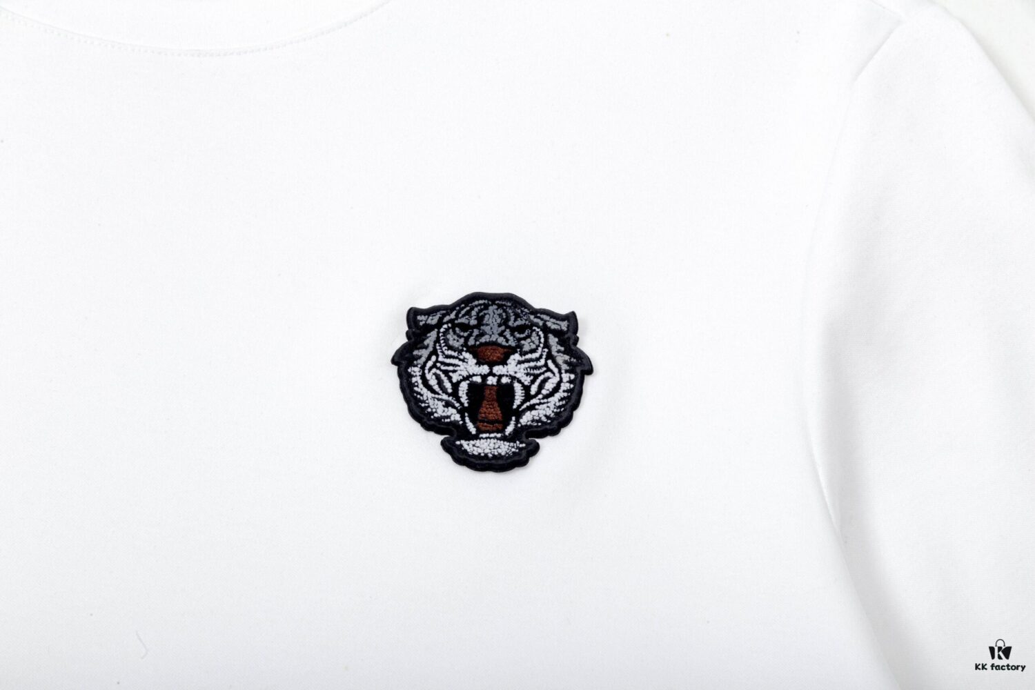 6931a5b1ccd8ab3d7af9a074 KEZNO – 2025 New Spring/Summer Premium 270g Silk-Cotton Short Sleeve T-Shirt with Embroidered Tiger Head Design, 3D Embossment Exuding Mature Elegance, Minimalist Classic Logo, Ideal Choice for Spring and Summer Wear