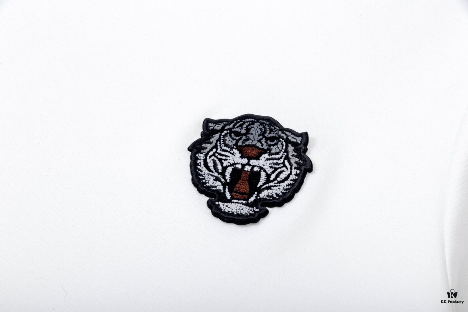 6931a5b1ccd8ab3d7af9a075 KEZNO – 2025 New Spring/Summer Premium 270g Silk-Cotton Short Sleeve T-Shirt with Embroidered Tiger Head Design, 3D Embossment Exuding Mature Elegance, Minimalist Classic Logo, Ideal Choice for Spring and Summer Wear