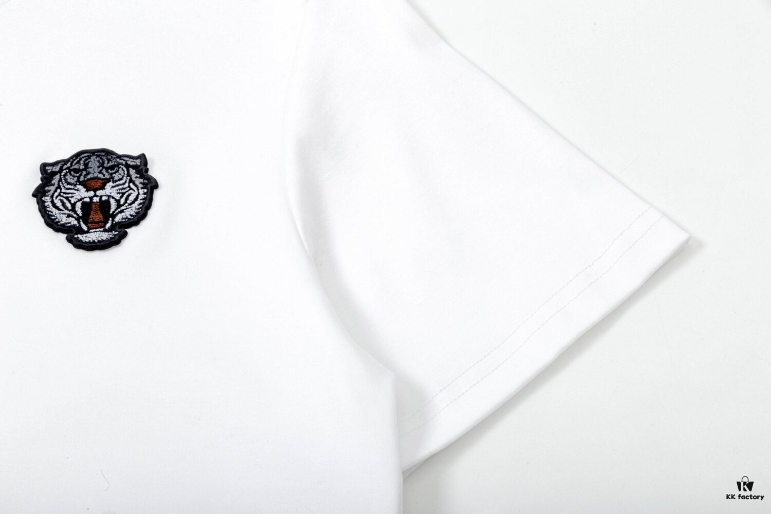 6931a5b1ccd8ab3d7af9a076 KEZNO – 2025 New Spring/Summer Premium 270g Silk-Cotton Short Sleeve T-Shirt with Embroidered Tiger Head Design, 3D Embossment Exuding Mature Elegance, Minimalist Classic Logo, Ideal Choice for Spring and Summer Wear