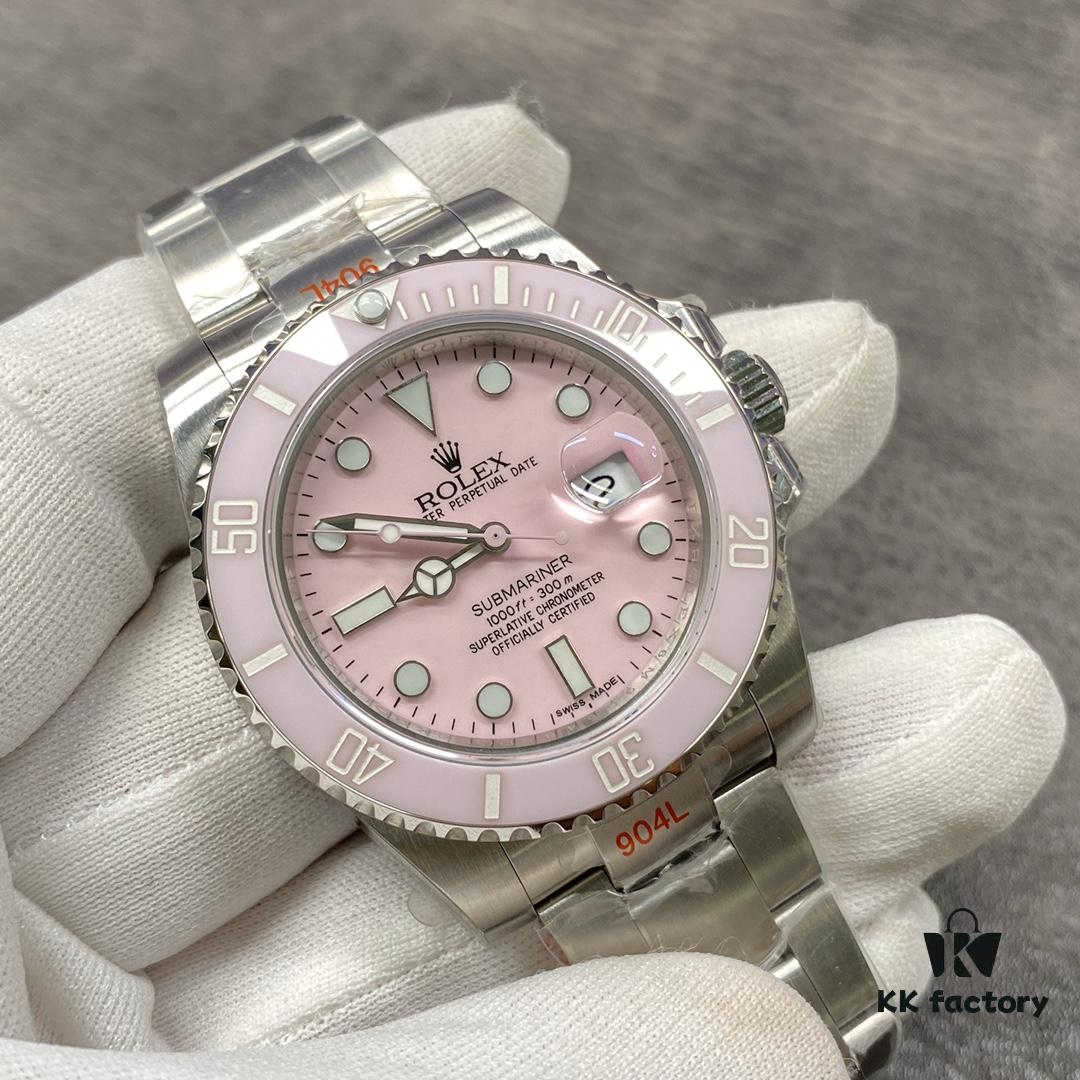 6931a5f6ccd8ab3d7af9a507 GMF Updates V2 Version Submariner: Reimagined with Heart! GM is dedicated to the continuous refinement and upgrade of Rolex Submariner (Sub) series. This time, it debuts with unprecedented craftsmanship! Presenting the SUB that every watch enthusiast—brothers, uncles, cousins—has been waiting for. Especially introducing the long-anticipated Pink Submariner for female watch lovers. In the past, existing market versions of pink submariners have frequently disappointed due to poor quality and subpar finish: 'Can it be better?' Now, by 'reimagining with heart,' GM elevates the pink dial with a completely upgraded design—not only enhancing texture but also delivering a visually refined experience that closely mirrors the authentic aura of the century-old Rolex brand. This release also features an all-new bracelet design, with each link meticulously inlaid with a red heart emblem by the skilled hands of GM master craftsmen—a heartfelt creation that male watch enthusiasts will undoubtedly appreciate. Special note: This custom bracelet offers a unique charm when paired with Black or Green Submariners as well! Actual product photos from shipment.