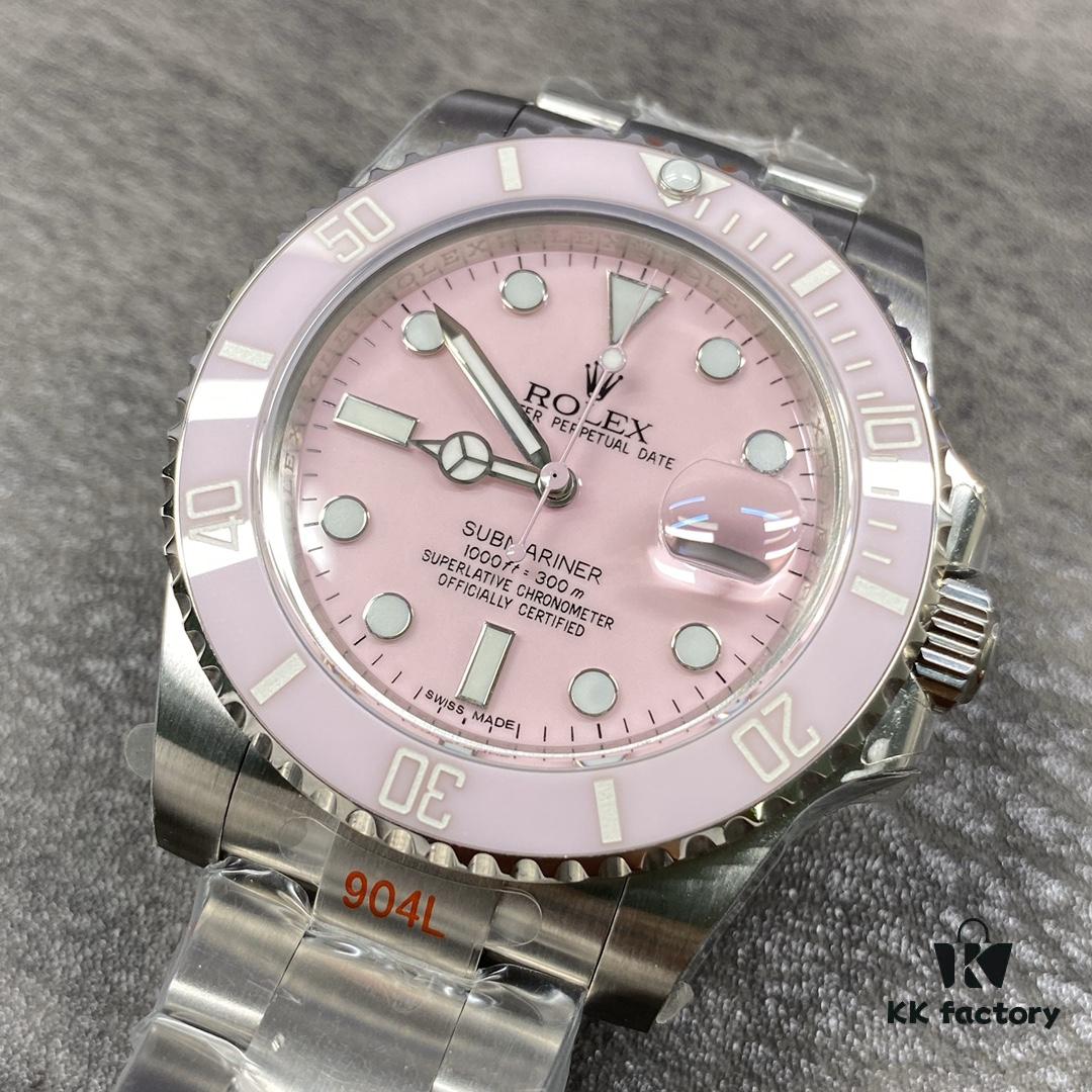 6931a5f6ccd8ab3d7af9a508 GMF Updates V2 Version Submariner: Reimagined with Heart! GM is dedicated to the continuous refinement and upgrade of Rolex Submariner (Sub) series. This time, it debuts with unprecedented craftsmanship! Presenting the SUB that every watch enthusiast—brothers, uncles, cousins—has been waiting for. Especially introducing the long-anticipated Pink Submariner for female watch lovers. In the past, existing market versions of pink submariners have frequently disappointed due to poor quality and subpar finish: 'Can it be better?' Now, by 'reimagining with heart,' GM elevates the pink dial with a completely upgraded design—not only enhancing texture but also delivering a visually refined experience that closely mirrors the authentic aura of the century-old Rolex brand. This release also features an all-new bracelet design, with each link meticulously inlaid with a red heart emblem by the skilled hands of GM master craftsmen—a heartfelt creation that male watch enthusiasts will undoubtedly appreciate. Special note: This custom bracelet offers a unique charm when paired with Black or Green Submariners as well! Actual product photos from shipment.