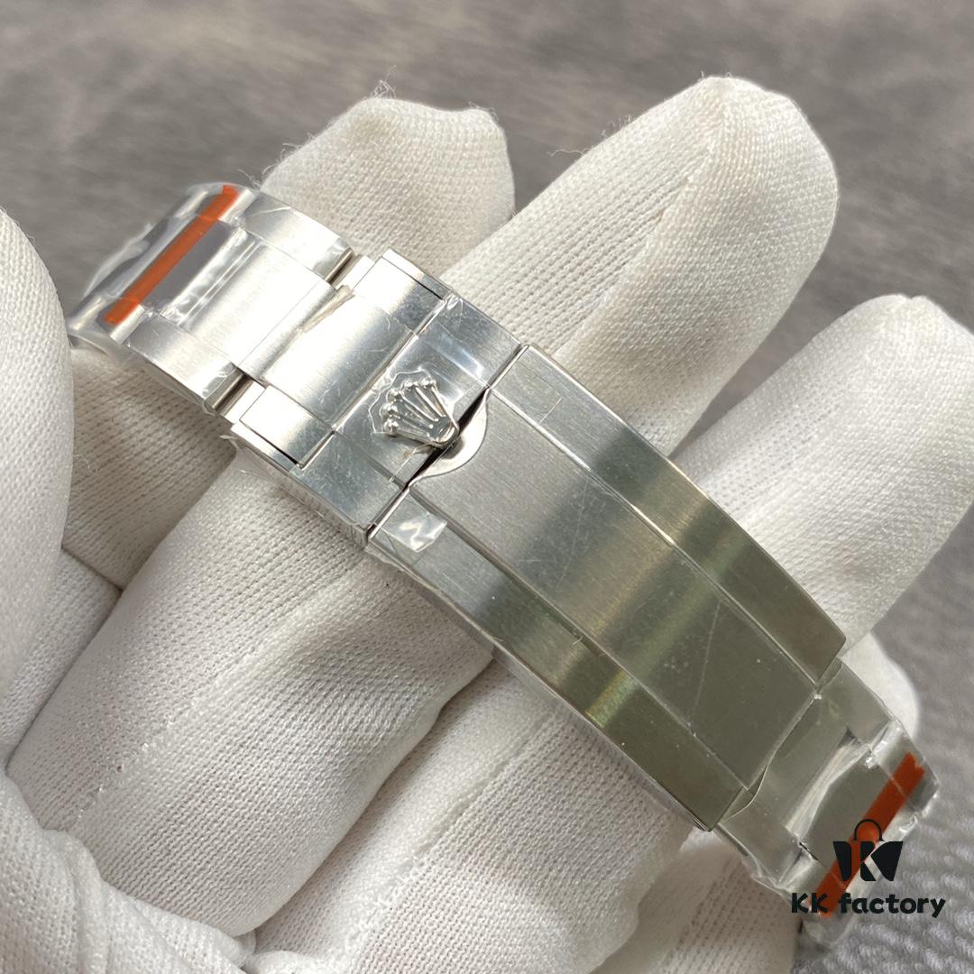 6931a5f6ccd8ab3d7af9a50b GMF Updates V2 Version Submariner: Reimagined with Heart! GM is dedicated to the continuous refinement and upgrade of Rolex Submariner (Sub) series. This time, it debuts with unprecedented craftsmanship! Presenting the SUB that every watch enthusiast—brothers, uncles, cousins—has been waiting for. Especially introducing the long-anticipated Pink Submariner for female watch lovers. In the past, existing market versions of pink submariners have frequently disappointed due to poor quality and subpar finish: 'Can it be better?' Now, by 'reimagining with heart,' GM elevates the pink dial with a completely upgraded design—not only enhancing texture but also delivering a visually refined experience that closely mirrors the authentic aura of the century-old Rolex brand. This release also features an all-new bracelet design, with each link meticulously inlaid with a red heart emblem by the skilled hands of GM master craftsmen—a heartfelt creation that male watch enthusiasts will undoubtedly appreciate. Special note: This custom bracelet offers a unique charm when paired with Black or Green Submariners as well! Actual product photos from shipment.