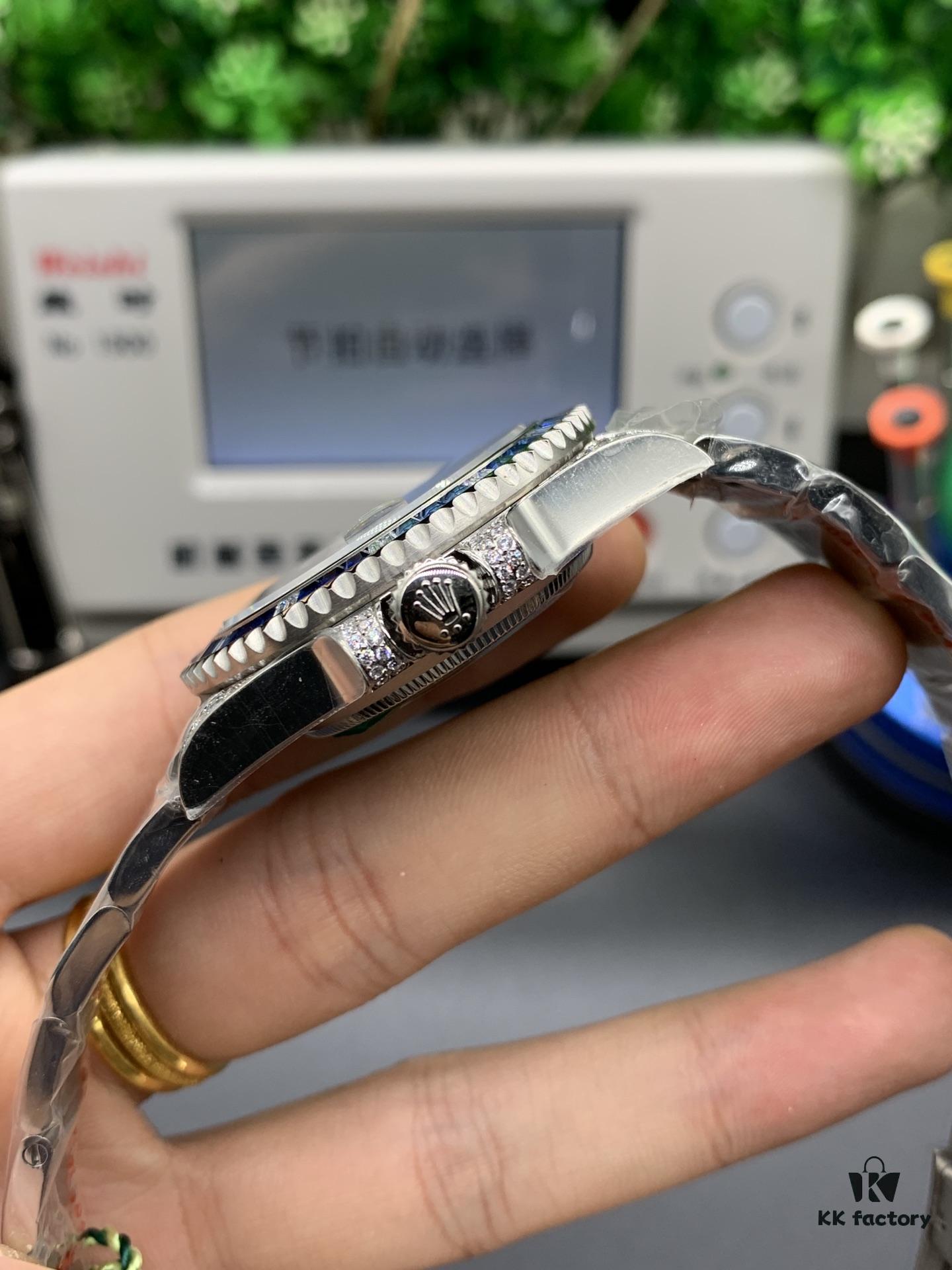 Customized Rolex SUB Submariner with Rear Diamond Inlay